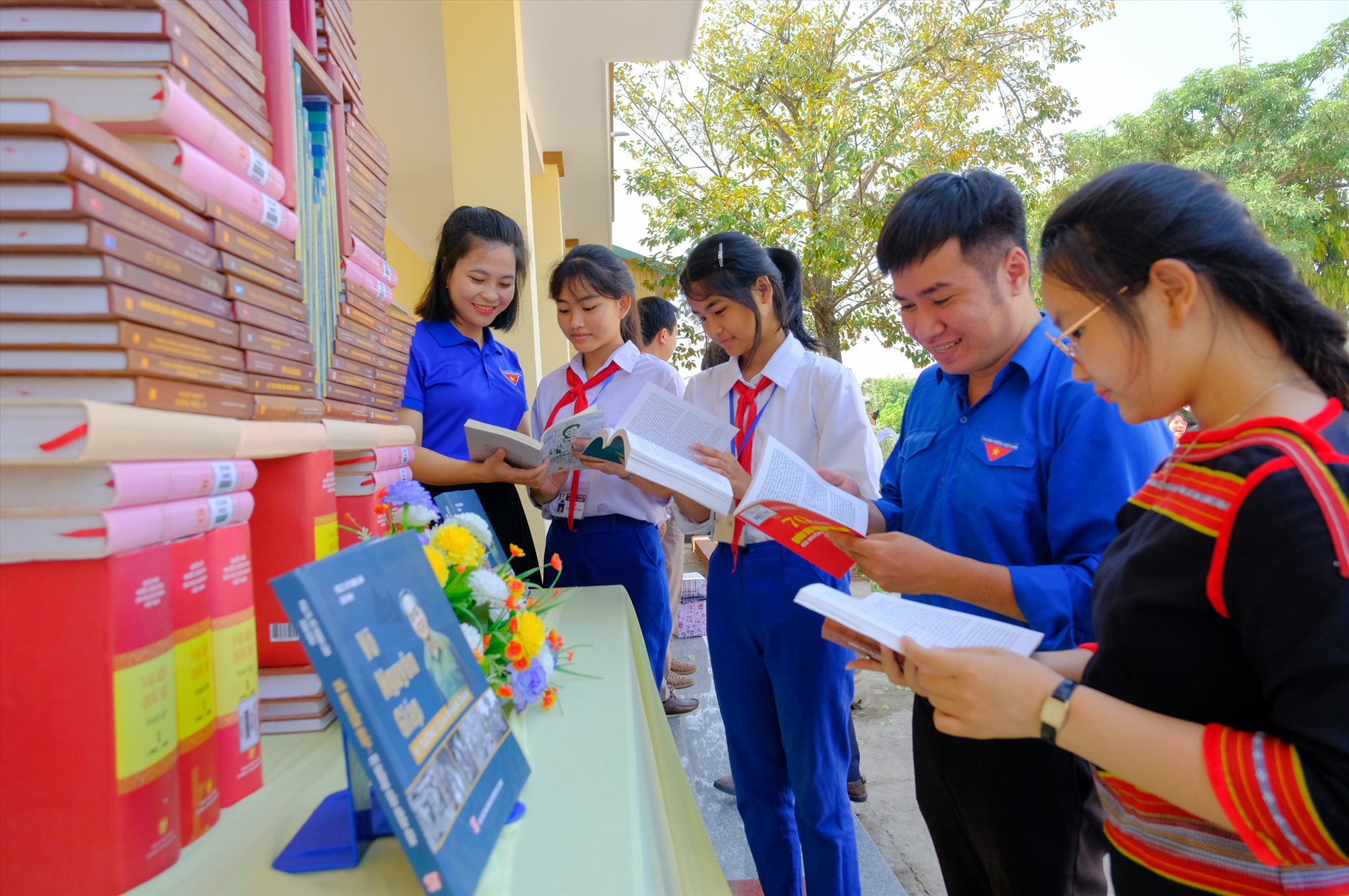 Đoàn viên và học sinh huyện Hướng Hóa đọc sách tại buổi phát động chương trình - Ảnh: Trần Tuyền
