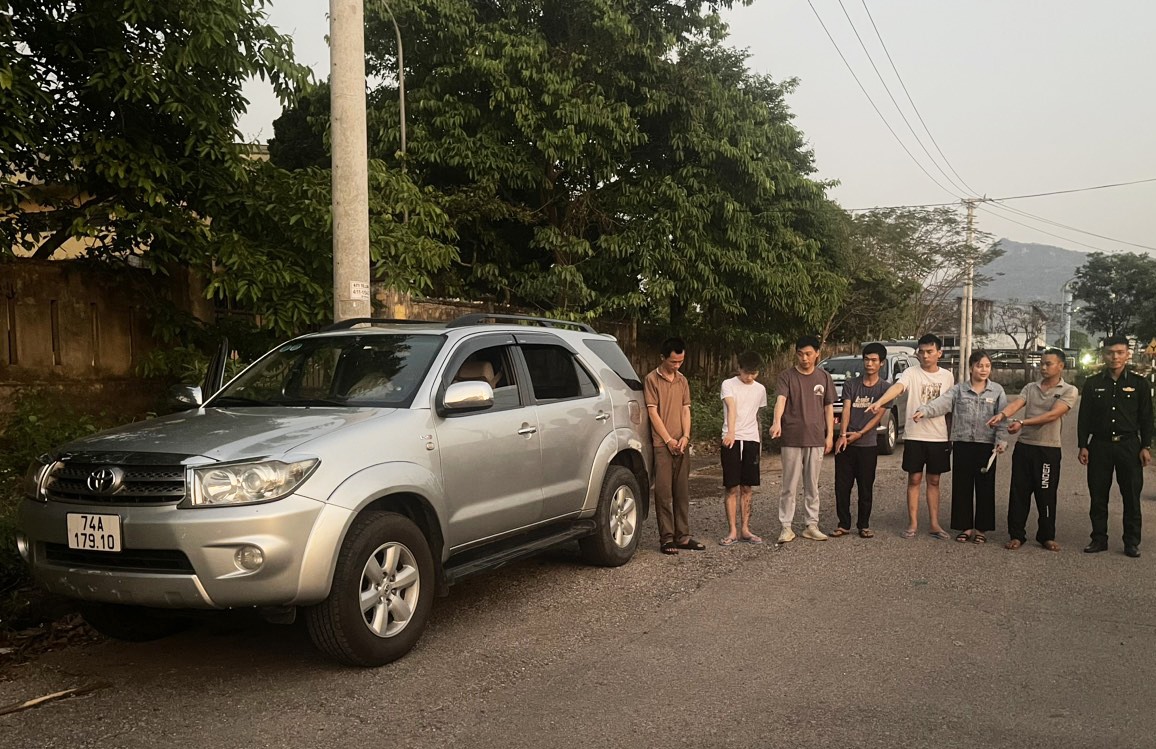 Các đối tượng bị bắt giữ và tang vật - Ảnh: PT
