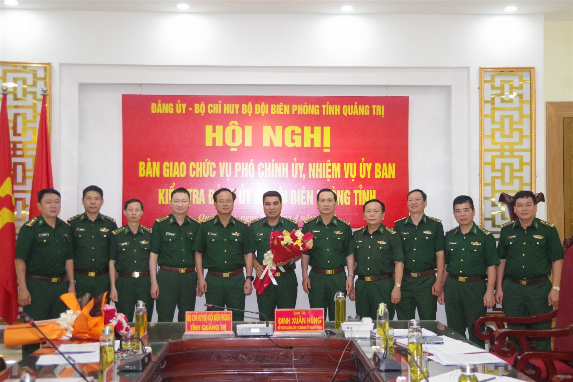 Tặng hoa, chúc mừng đồng chí Trung tá Hồ Phú Vinh nhận quyết định Phó Chính ủy BĐBP tỉnh.
