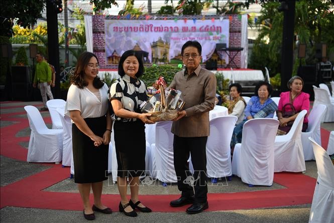 Đại biện lâm thời Bùi Thị Huệ chúc mừng Đại sứ Lào tại Thái Lan Khamphan Anlavan và cán bộ, nhân viên Đại sứ quán Lào nhân dịp Tết cổ truyền Bun Pi May của Lào. Ảnh: TTXVN phát