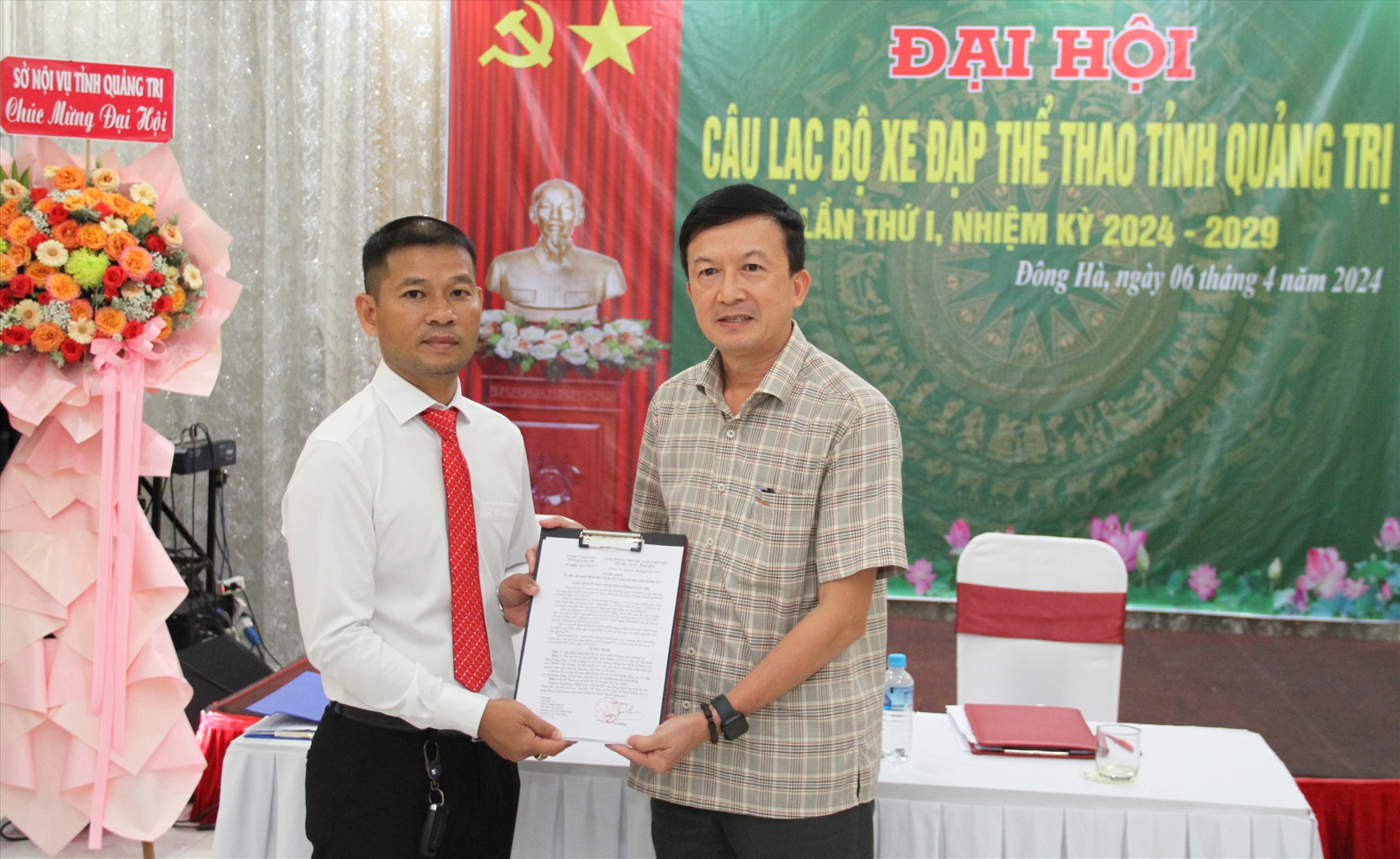 Công bố quyết định của UBND tỉnh thành lập Câu lạc bộ Xe đạp thể thao tỉnh Quảng Trị - Ảnh: MĐ