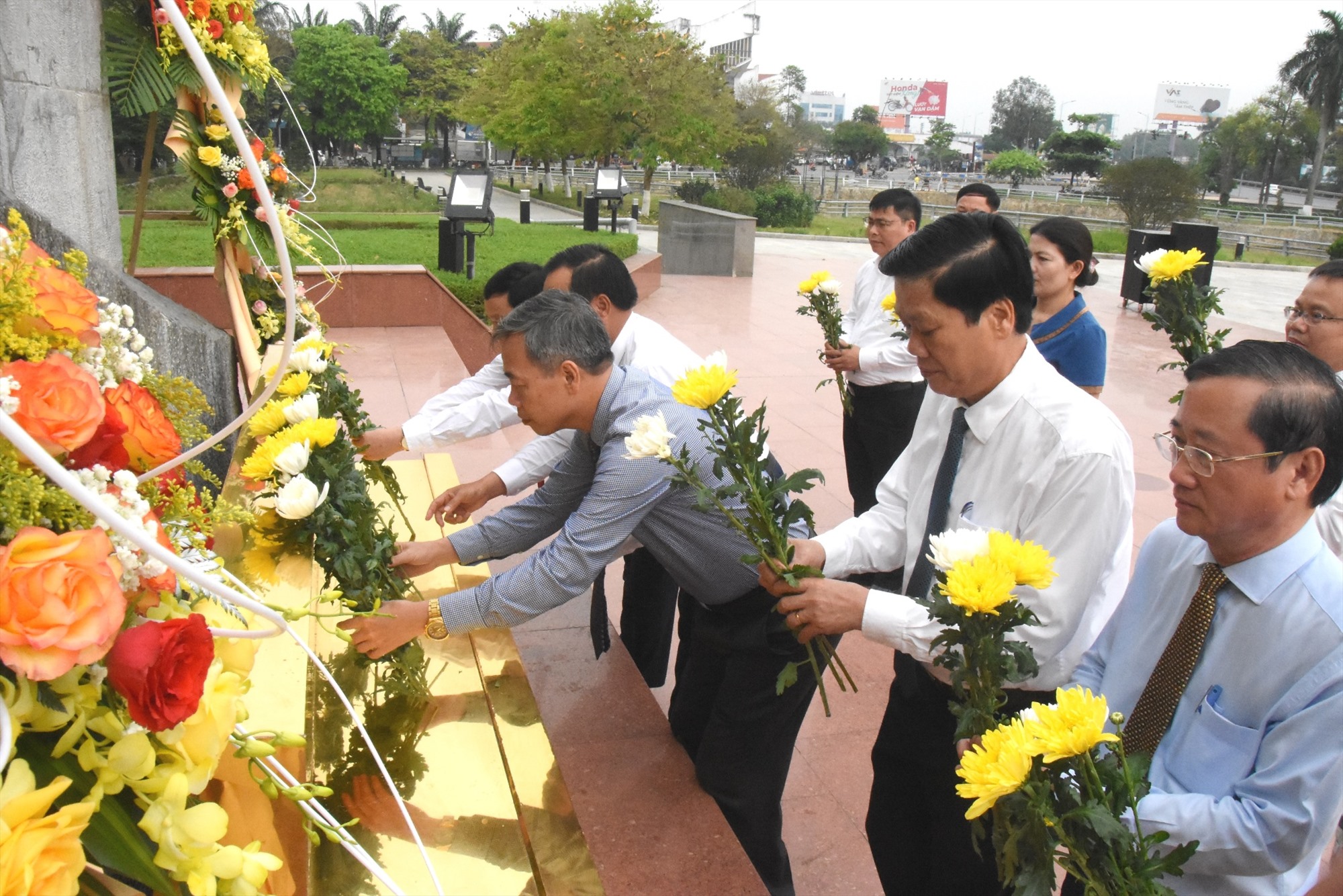 Lãnh đạo tỉnh dâng hoa tưởng niệm Tổng Bí thư Lê Duẩn tại Công viên Lê Duẩn ở TP. Đông Hà - Ảnh: ĐV