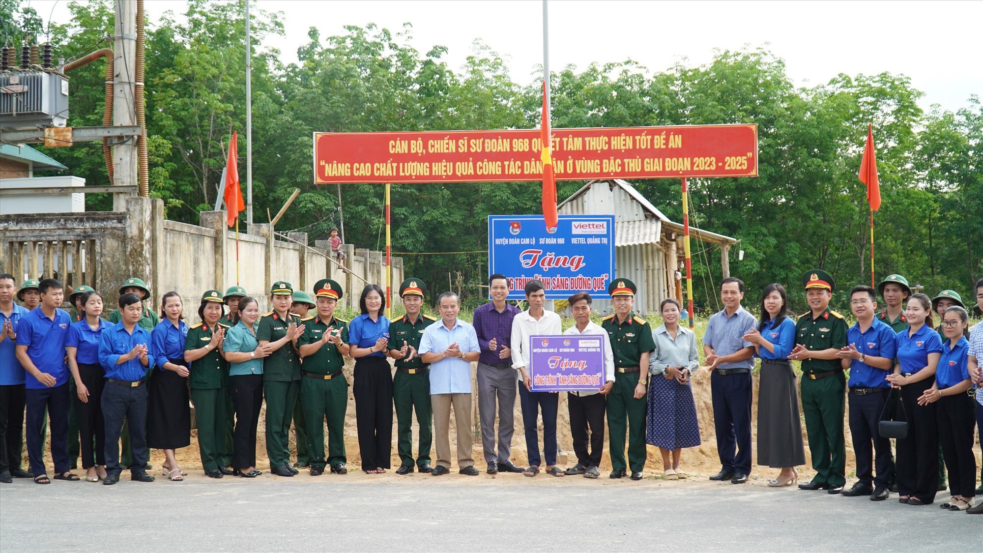 Trao bảng tượng trưng tặng công trình “Ánh sáng đường quê” cho Bản Chùa - Ảnh: Anh Vũ