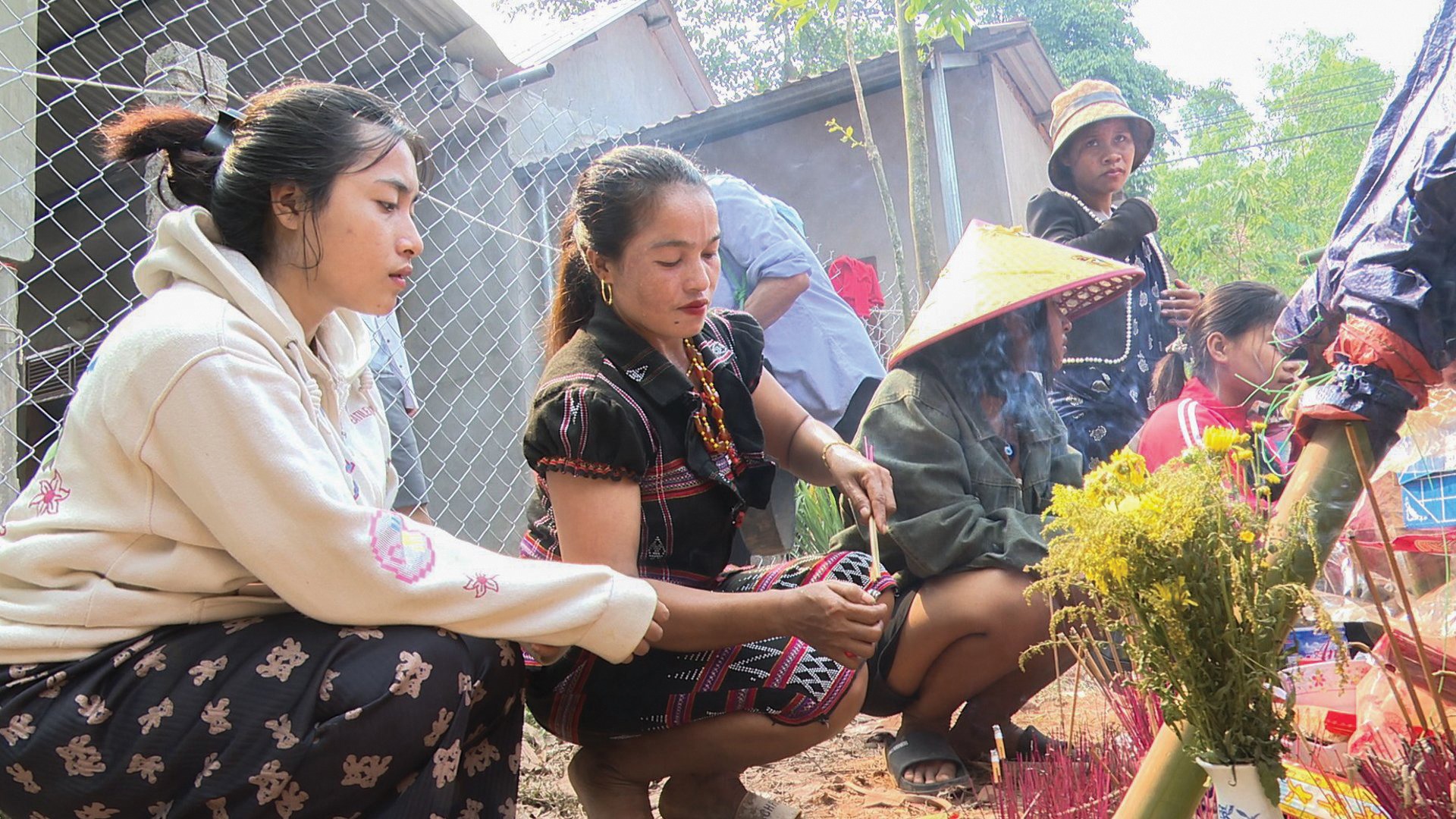 Người Pa Kô bày tỏ sự tôn kính với những người đã khuất trong lễ hội Ariêu Piing - Ảnh: L.T