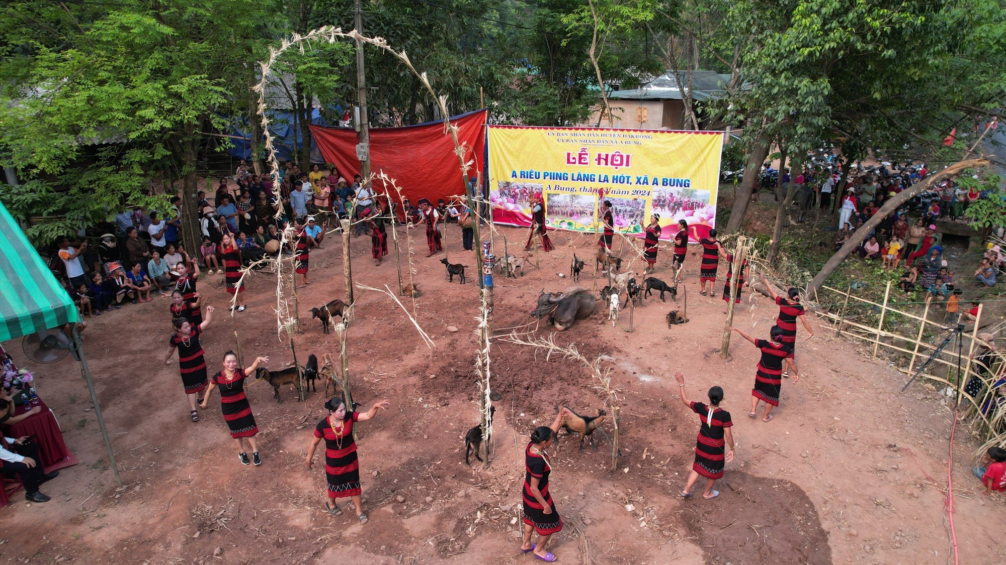 Lễ hội Ariêu Piing thu hút đông đảo người dân địa phương tham gia và nhiều du khách gần xa đến trải nghiệm - Ảnh: L.T