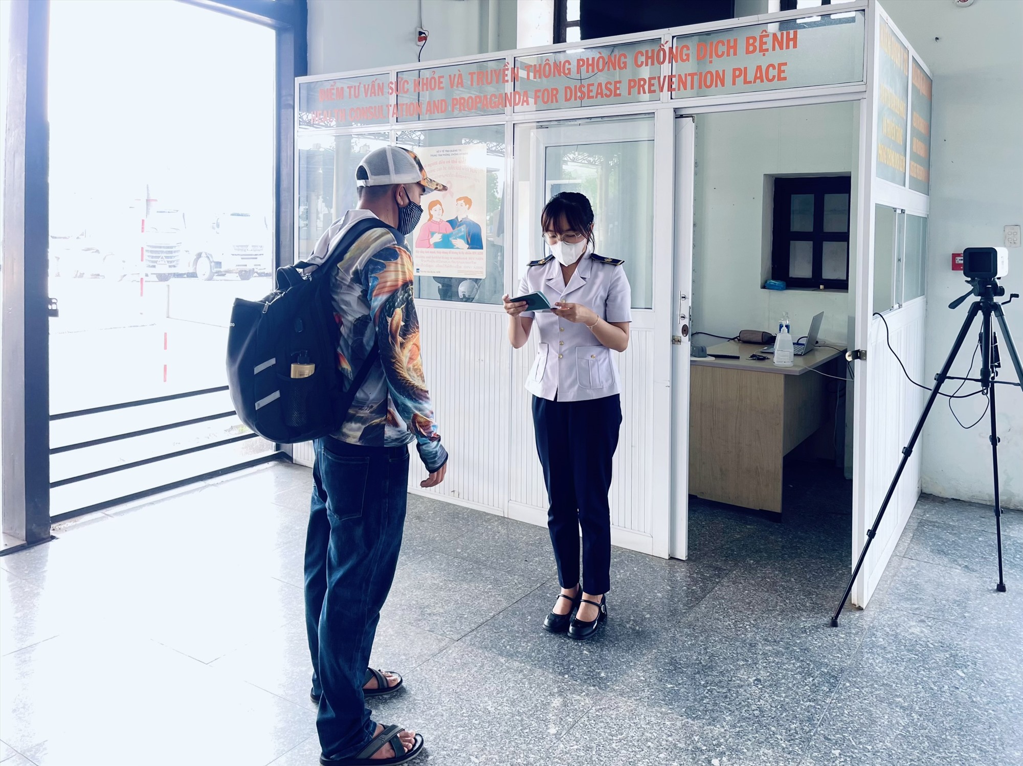 Thực hiện giám sát chặt chẽ đối với tất cả hành khách nhập cảnh để có biện pháp cách ly, xử lý kịp thời -Ảnh: T.H