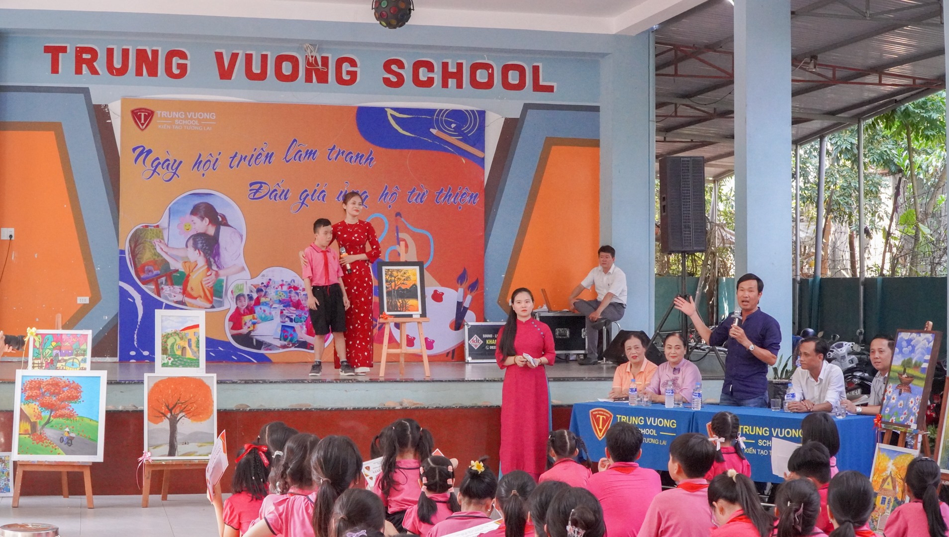 Chủ tịch HĐQT Trường Trưng Vương Bùi Mạnh Dũng phát biểu tại ngày hội - Ảnh: Lê Trường