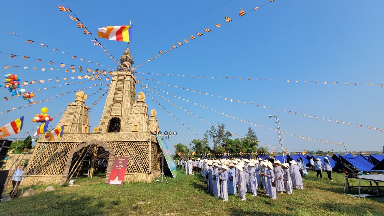 Trong khuôn khổ lễ còn có hội trại, văn nghệ và hội thi