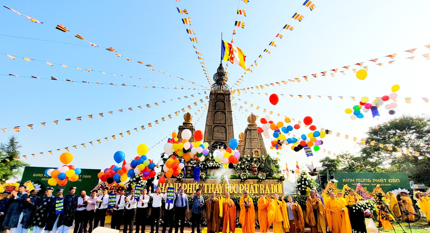 Nghi thức thả bồ câu và bong bóng nguyện cầu thế giới hòa bình, chúng sanh an lạc