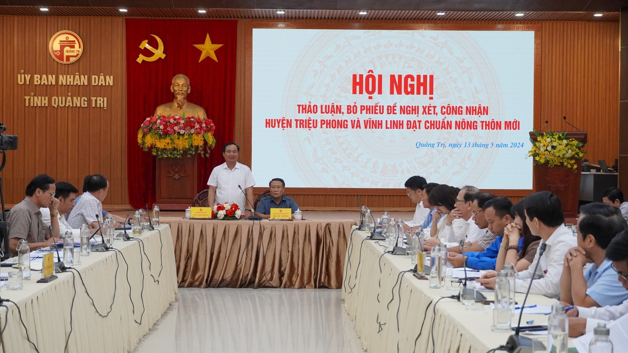 Chủ tịch UBND tỉnh Võ Văn Hưng phát biểu tại cuộc họp - Ảnh: L.N