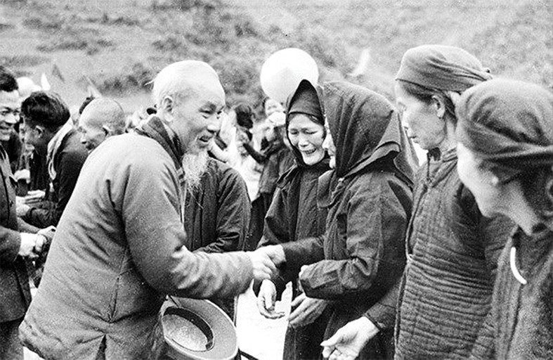 Bác Hồ về thăm lại đồng bào ở Pác Bó - Cao Bằng, năm 1961 - Ảnh: Tư liệu