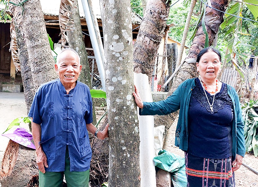 Ông Hồ Văn Với, cựu chiến binh Trường Sơn và người vợ của mình có cuộc sống hạnh phúc những ngày tuổi già - Ảnh: TÚ LINH