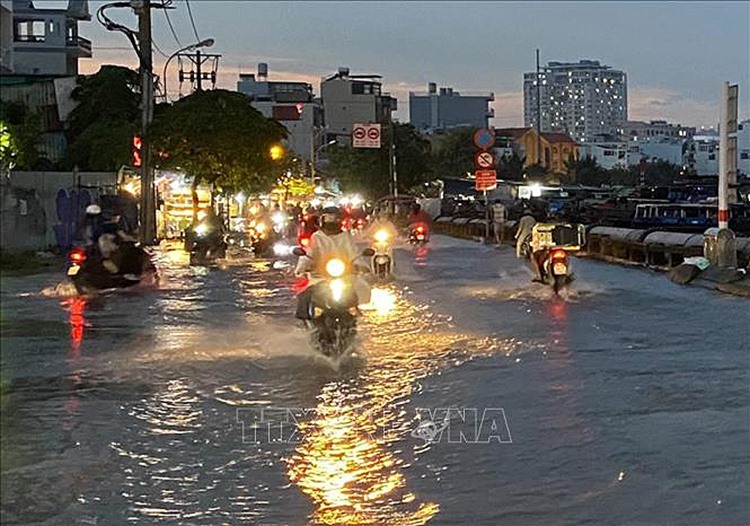 Mưa dông khu vực Bắc Bộ, Tây Nguyên và Nam Bộ.  Ảnh: TTXVN