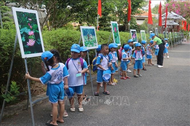 Thiếu nhi thành phố Cao Lãnh tham quan khu di tích Nguyễn Sinh Sắc.