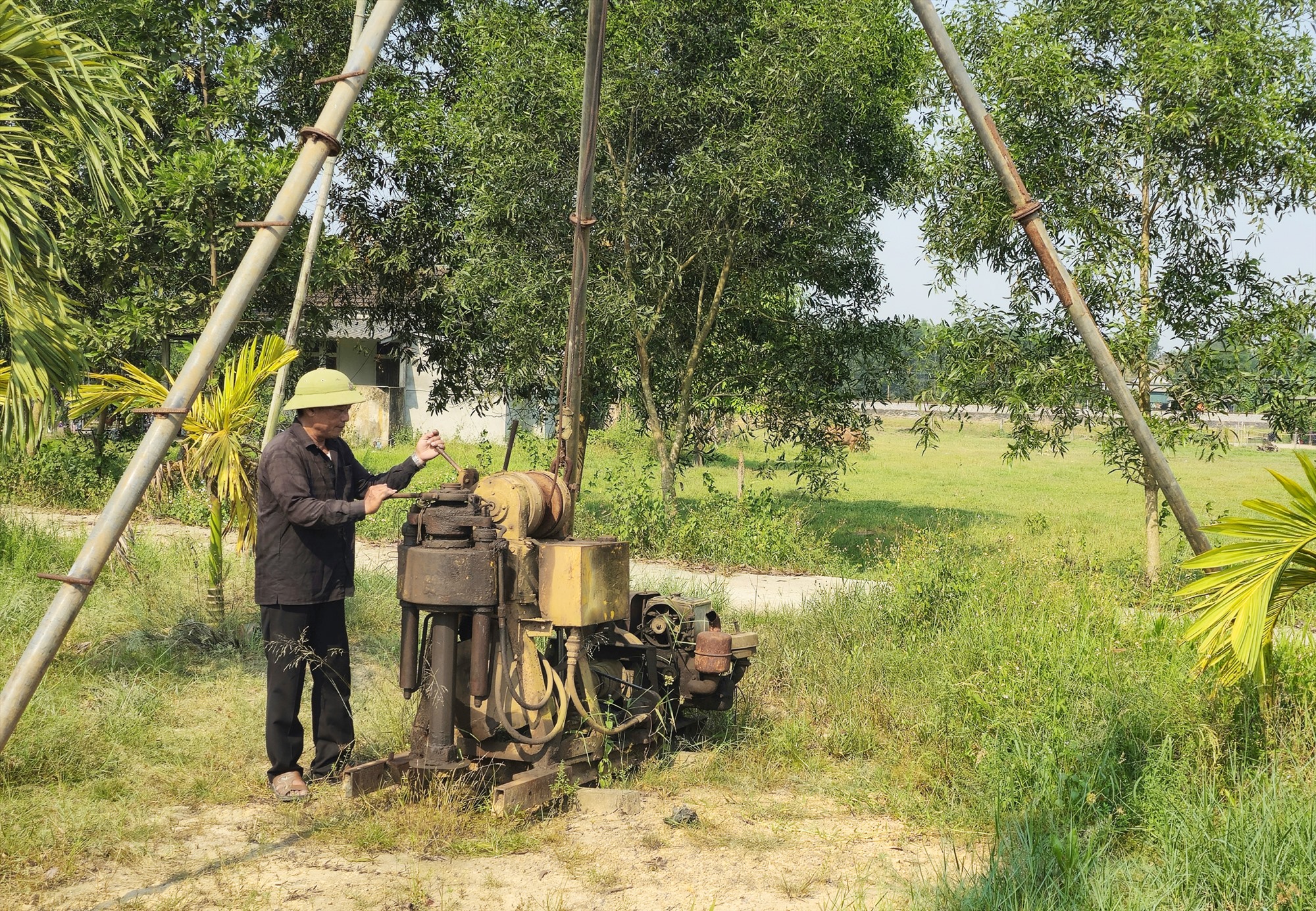 Ông Trương Văn Hùng kiểm tra giàn khoan trước khi khoan giếng ở huyện Cam Lộ -Ảnh: TÚ LINH