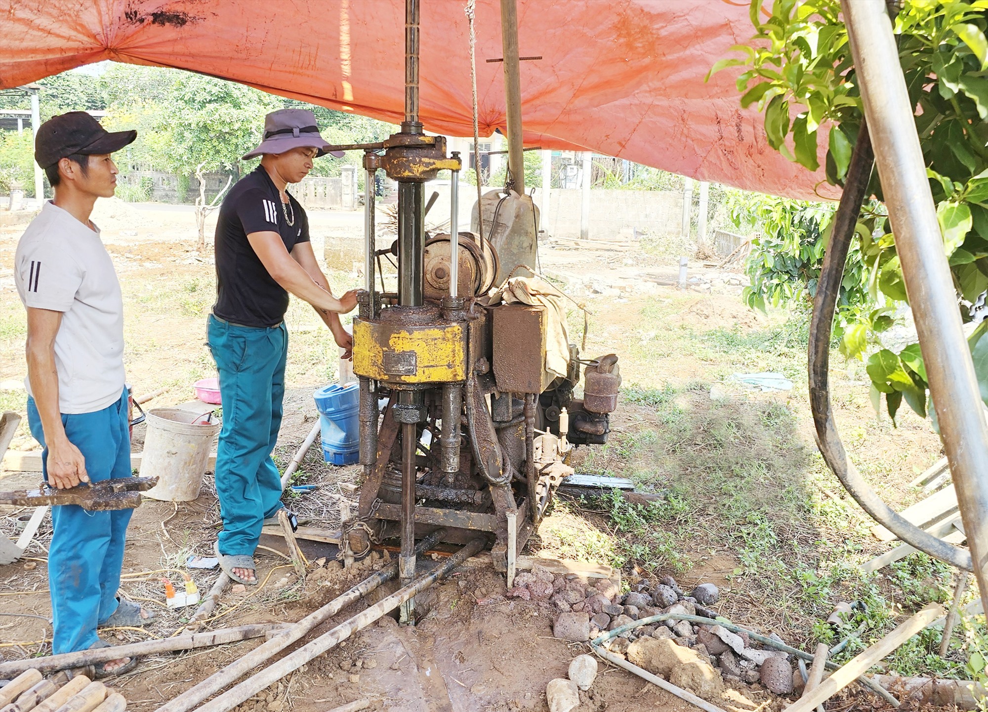 Nhóm thợ của ông Thái Hà Việt Chinh khoan giếng cho nhà bà Nguyễn Thị Hà -Ảnh: TÚ LINH