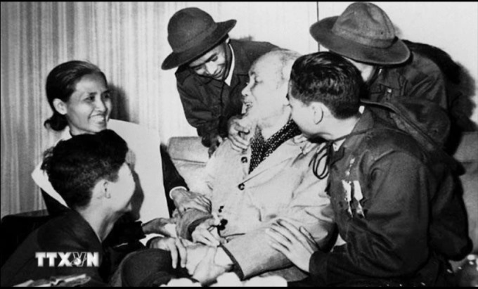 Chủ tịch Hồ Chí Minh với các Anh hùng, Dũng sỹ diệt Mỹ trong Đoàn đại biểu Mặt trận Dân tộc giải phóng miền Nam Việt Nam, tại Phủ Chủ tịch (28/2/1969). (Ảnh: Quang Minh/TTXVN)