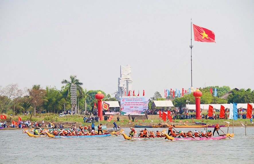 Giải Đua thuyền truyền thống “Lễ hội Thống nhất non sông” tỉnh Quảng Trị mở rộng năm 2024 có quy mô, chất lượng cao hơn so với những năm trước đây - Ảnh: M.Đ