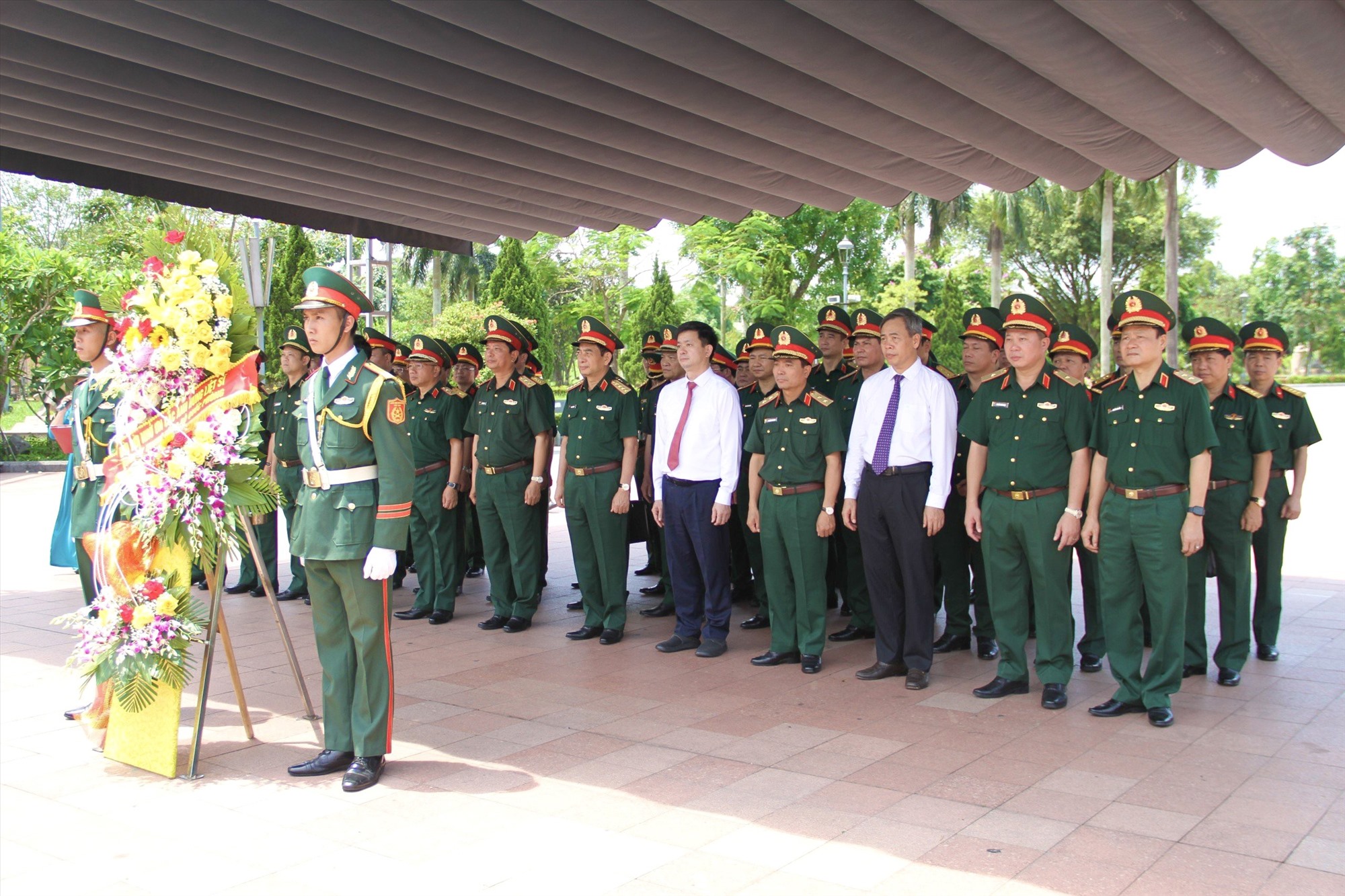 Bộ trưởng Bộ Quốc phòng, Đại tướng Phan Văn Giang và các thành viên trong đoàn công tác, lãnh đạo tỉnh đặt vòng hoa tại Thành Cổ Quảng Trị - Ảnh: MĐ