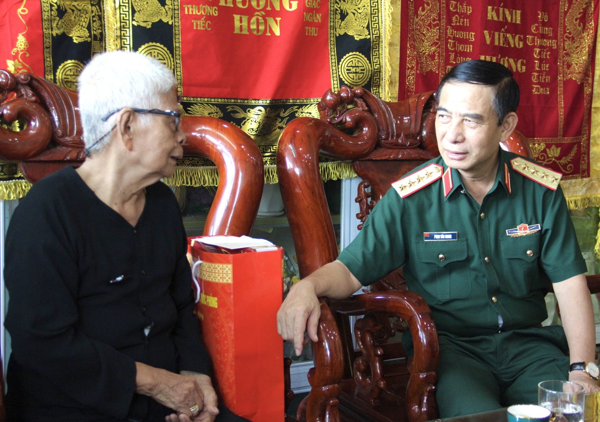 Bộ trưởng Bộ Quốc phòng, Đại tướng Phan Văn Giang thăm và tặng quà cho bà Lê Thị Thanh - Ảnh: MĐ