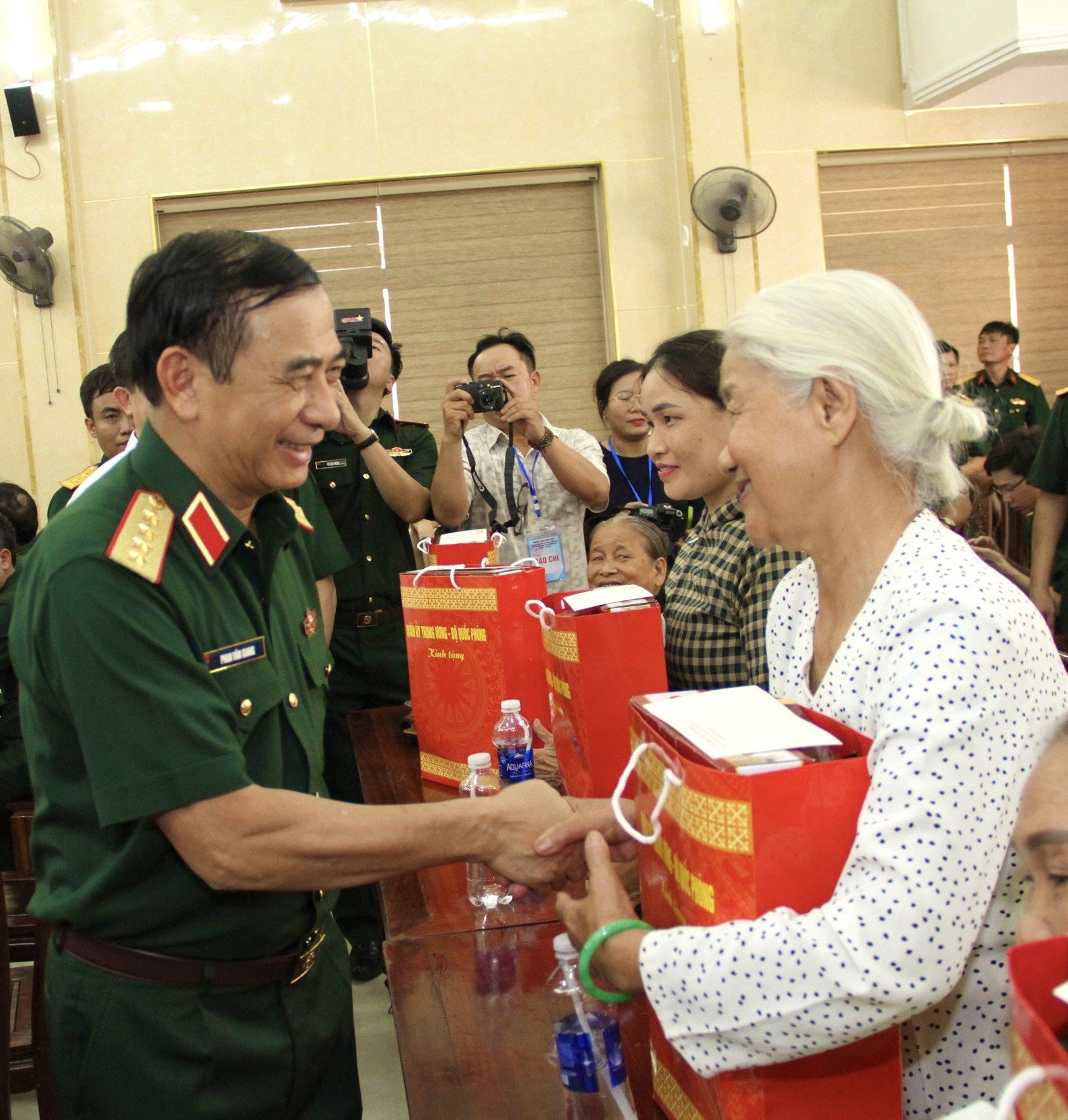 Bộ trưởng Bộ Quốc phòng, Đại tướng Phan Văn Giang tặng quà cho các gia đình chính sách - Ảnh: MĐ