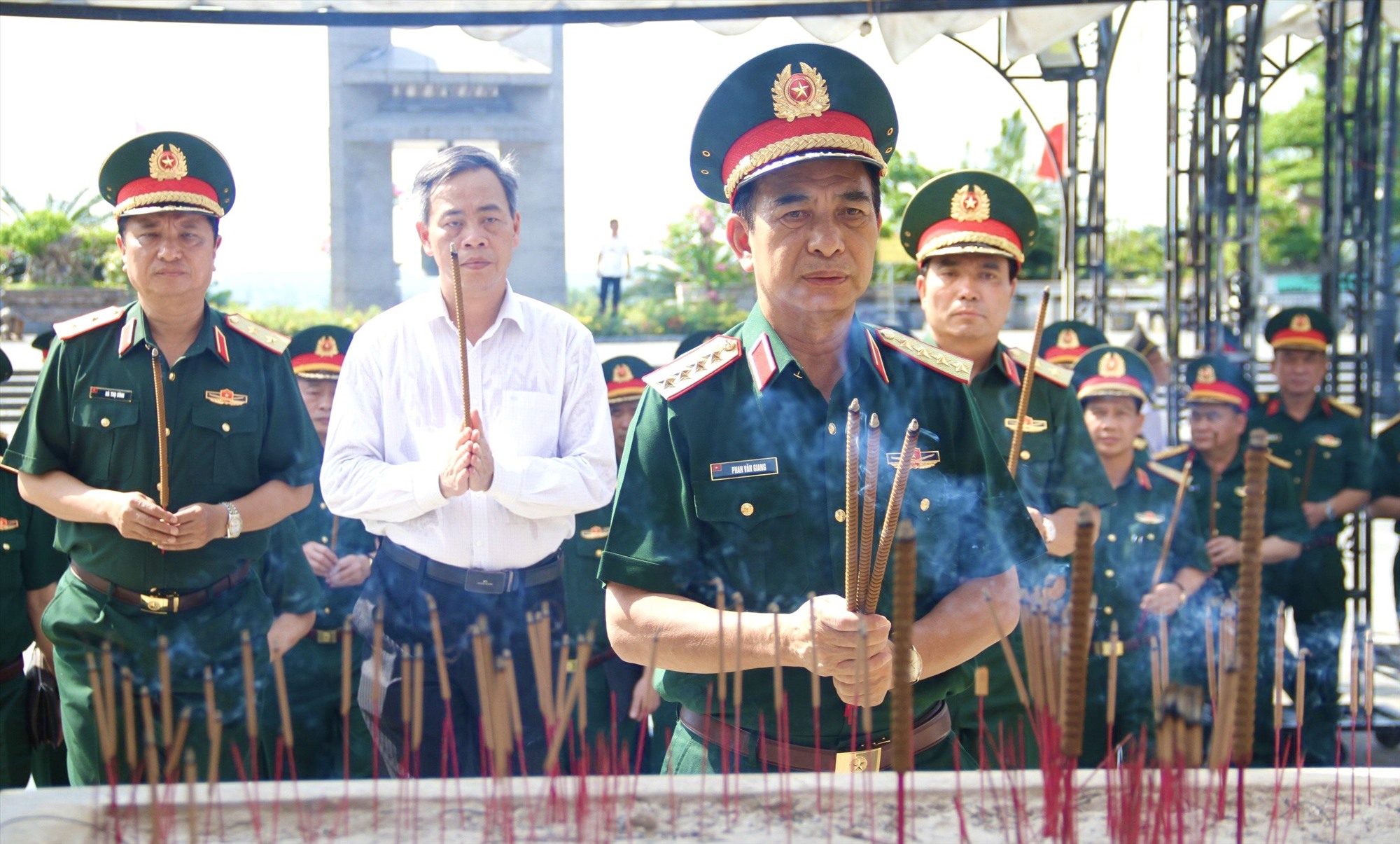 Bộ trưởng Bộ Quốc phòng, Đại tướng Phan Văn Giang dâng hương tại Nghĩa trang liệt sĩ quốc gia Đường 9 - Ảnh: MĐ