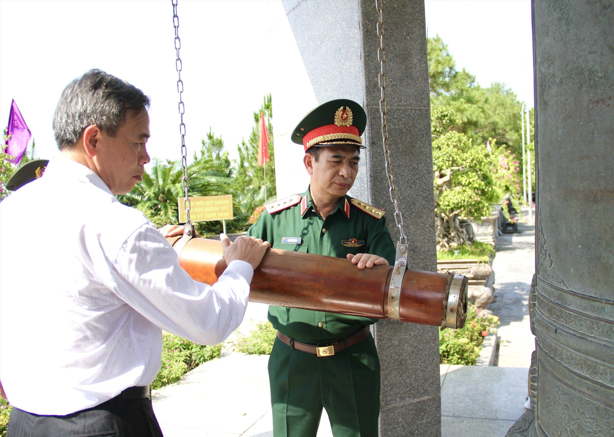 Bộ trưởng Bộ Quốc phòng, Đại tướng Phan Văn Giang và Phó Bí thư Thường trực Tỉnh ủy, Chủ tịch HĐND tỉnh Nguyễn Đăng Quang thỉnh chuông tại Nghĩa trang liệt sĩ quốc gia Đường 9 - Ảnh: MĐ