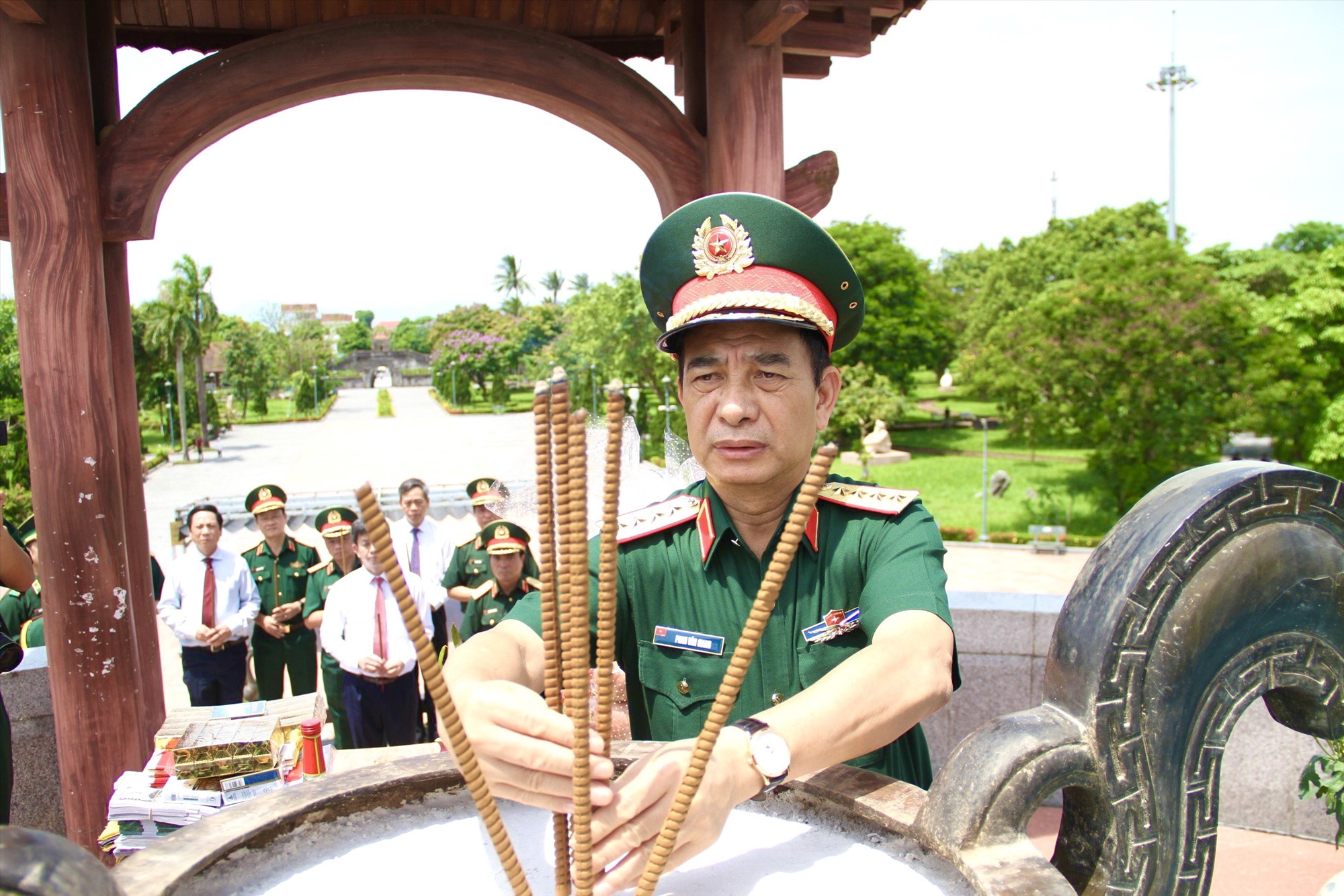 Bộ trưởng Bộ Quốc phòng, Đại tướng Phan Văn Giang dâng hương tại Thành Cổ Quảng Trị - Ảnh: MĐ