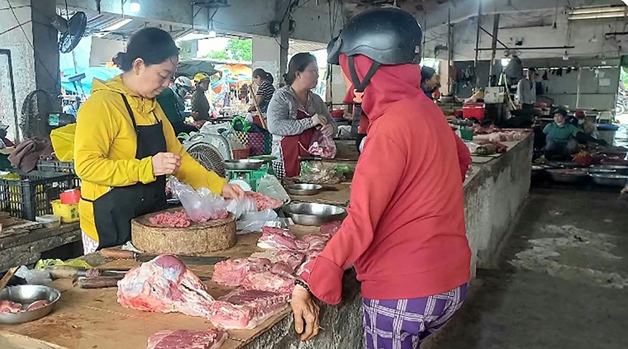 Chợ Ái Tử, huyện Triệu Phong là nơi cung cấp các nguồn thịt từ chăn nuôi của người dân địa phương - Ảnh: T.Q