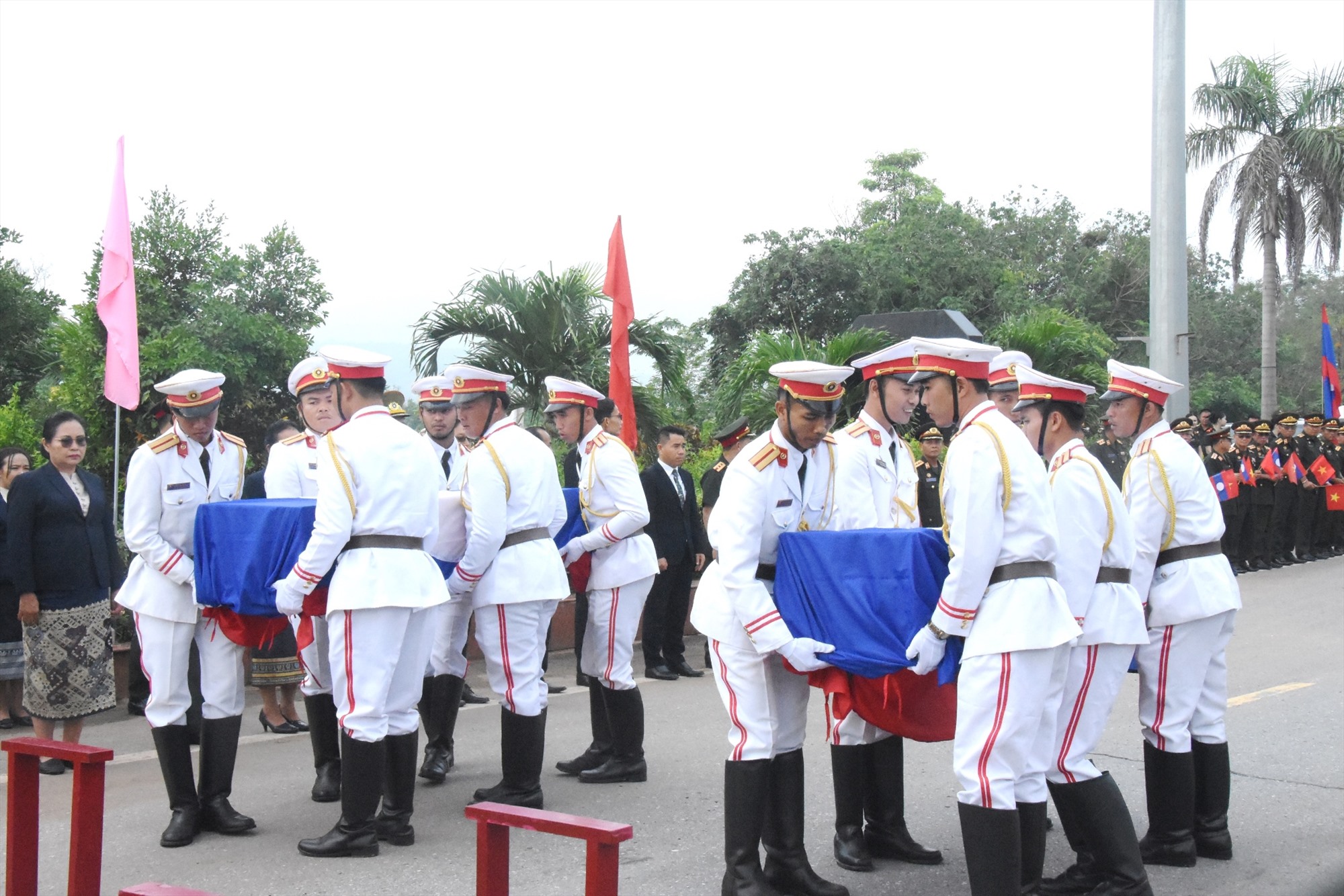 Tỉnh Savannkhet bàn giao hài cốt liệt sĩ quân tình nguyện và chuyên gia Việt Nam hy sinh tại Lào được tìm kiếm, quy tập trong mùa khô 2023-2024 cho tỉnh Quảng Trị - Ảnh: ĐV