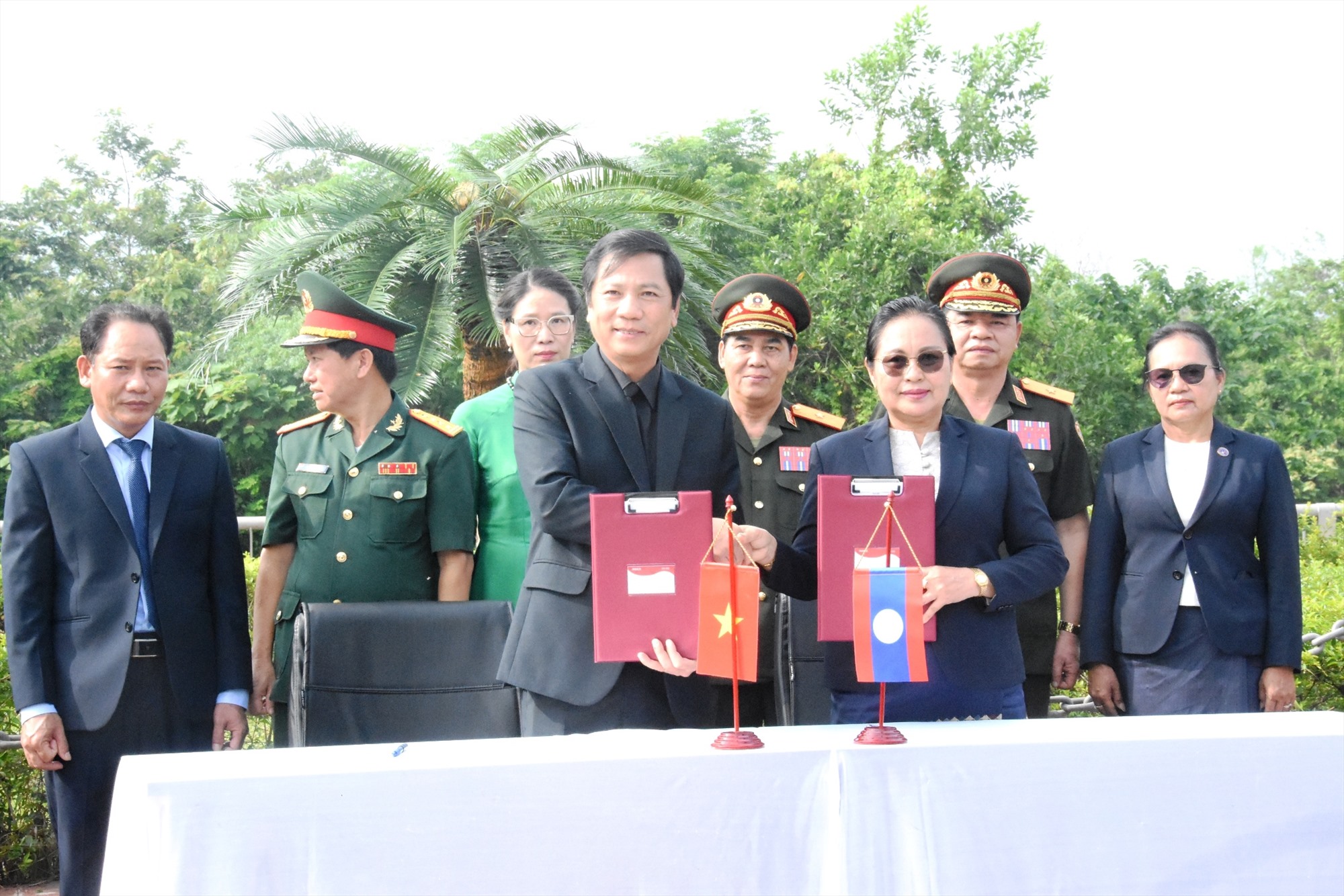 Phó Tỉnh trưởng, Chủ tịch Ban Công tác đặc biệt tỉnh Savannakhet Linh Thong Sẻng Ta Văn và Phó Chủ tịch UBND tỉnh, Trưởng Ban Công tác đặc biệt tỉnh Quảng Trị Hoàng Nam ký kết văn bản bàn giao hài cốt liệt sĩ - Ảnh: ĐV