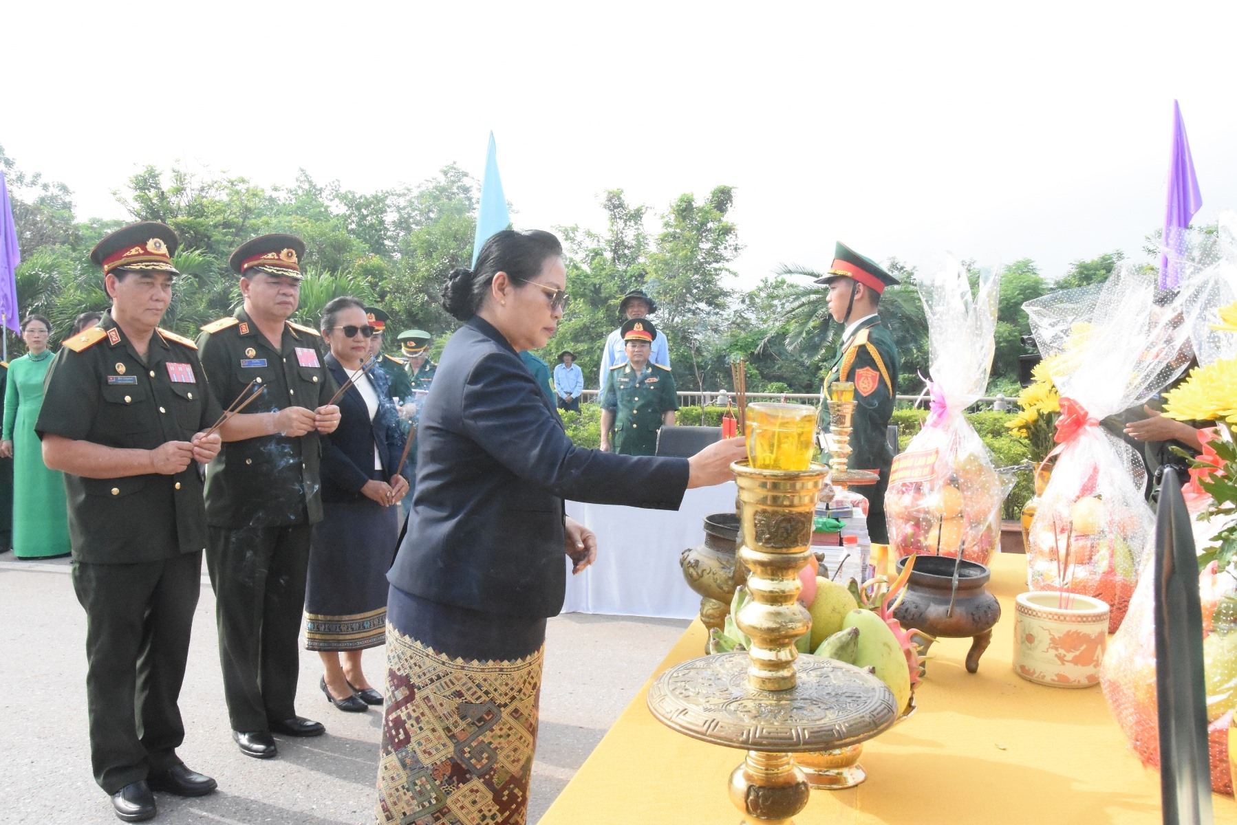 Các đại biểu tỉnh Savannakhet dâng hương tưởng nhớ các anh hùng liệt sĩ tại buổi lễ- Ảnh: ĐV