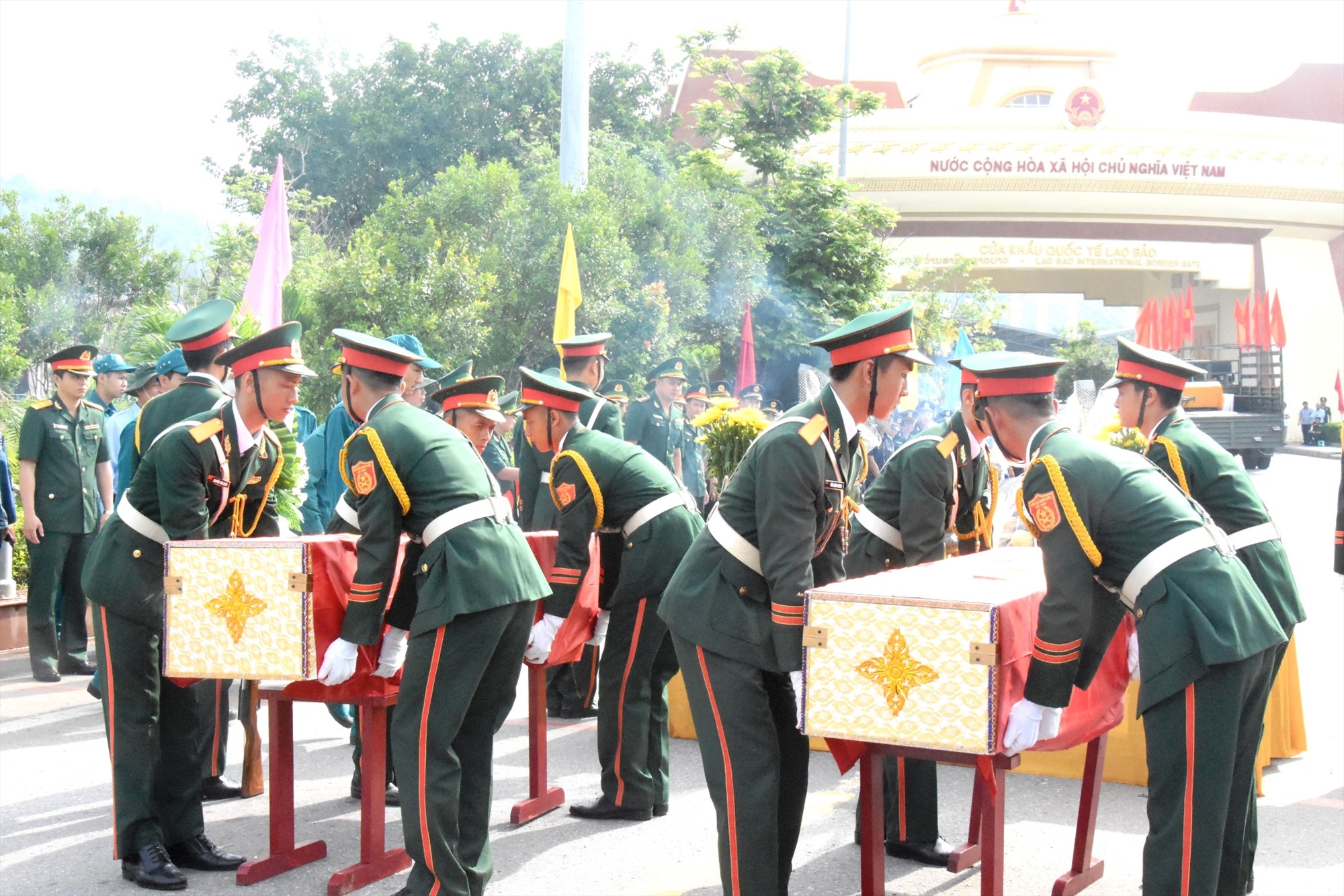 Phần nghi lễ di chuyển hài cốt liệt sĩ - Ảnh: ĐV