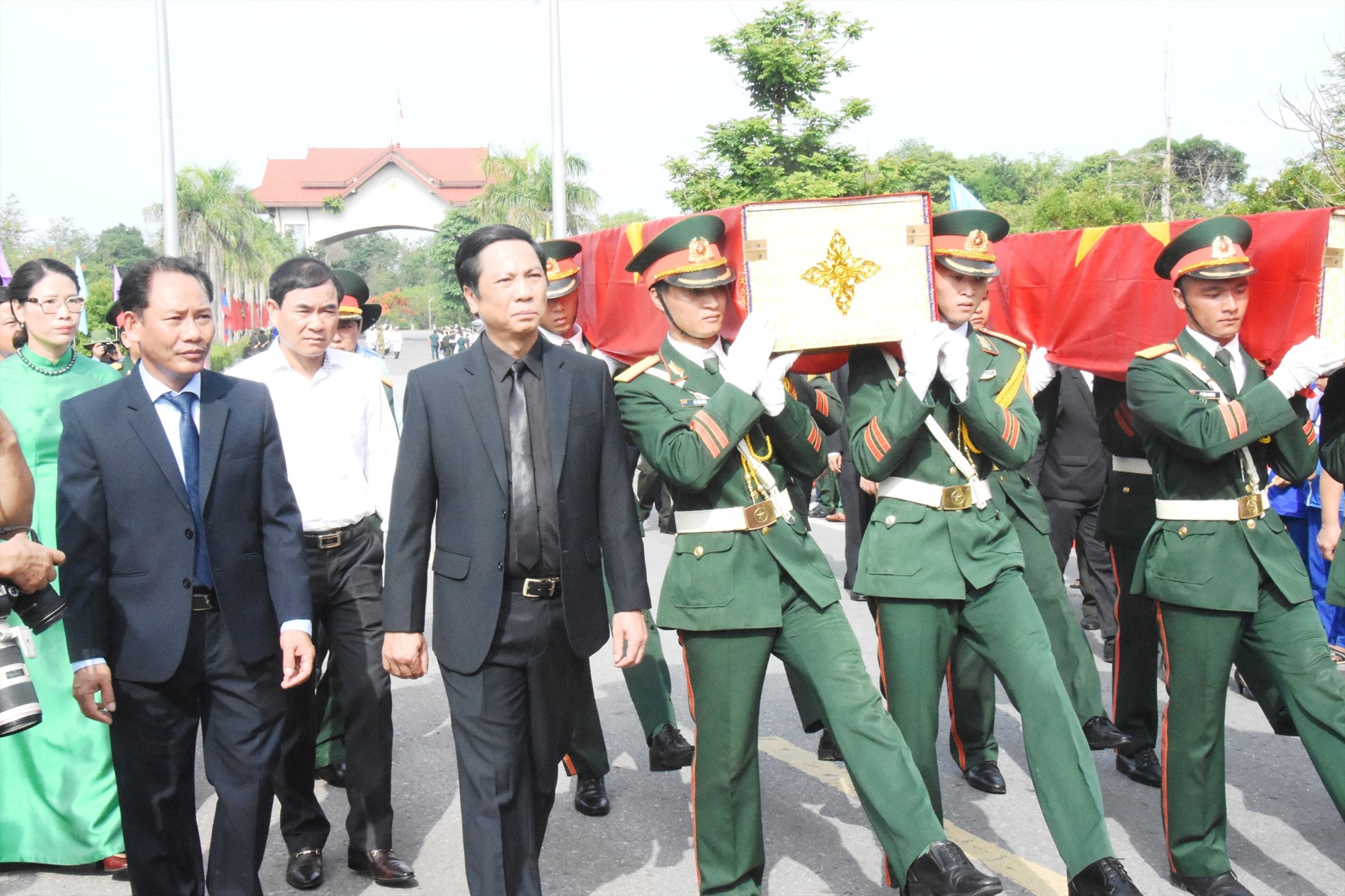 Phần nghi lễ di chuyển hài cốt liệt sĩ - Ảnh: ĐV