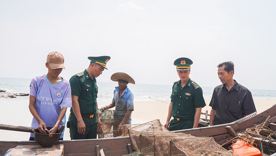 Bộ đội biên phòng là điểm tựa vững chắc của người dân vùng biển bãi ngang huyện Hải Lăng - Ảnh: V.H