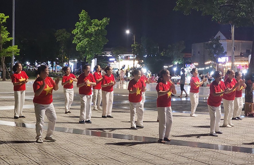 Nhiều người dân TP. Đông Hà chọn công viên Fidel làm nơi luyện tập thể dục - thể thao -Ảnh: V.H