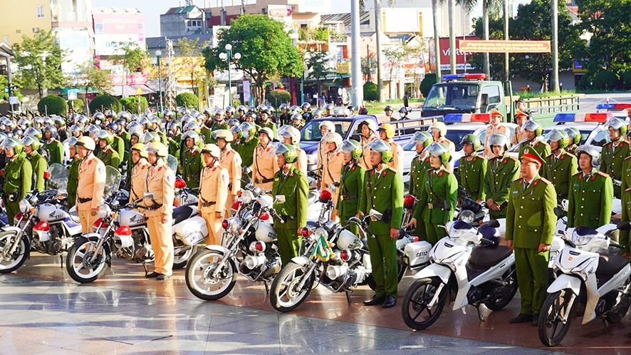 Lực lượng Công an tỉnh ra quân thực hiện cao điểm tấn công, trấn áp tội phạm bảo đảm an ninh, trật tự dịp Tết Nguyên đán Giáp Thìn 2024 - Ảnh: HÀ TRANG