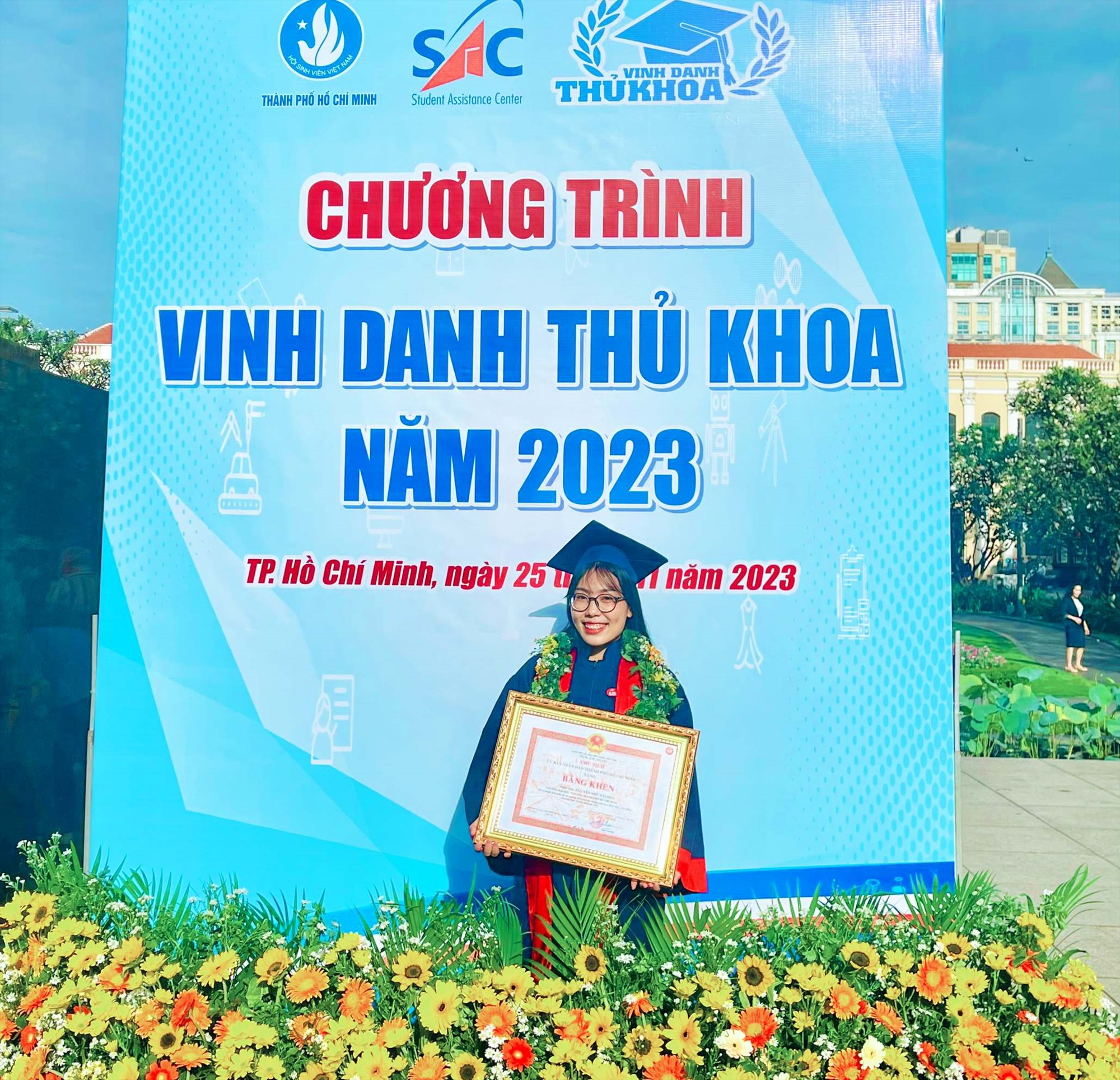 Hải Hòa chụp ảnh lưu niệm tại chương trình “Vinh danh thủ khoa” năm 2023 - Ảnh: NVCC