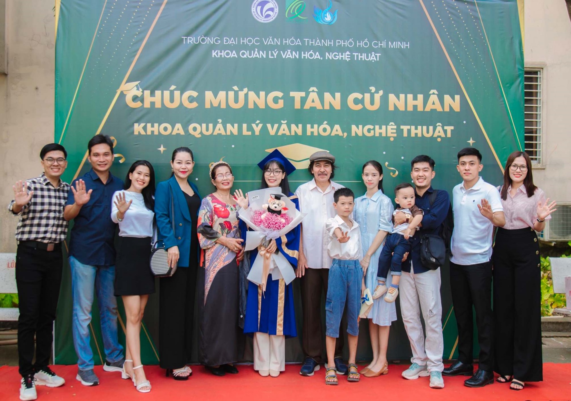 Hải Hòa chụp ảnh với gia đình trong ngày lễ tốt nghiệp đầy ý nghĩa - Ảnh: NVCC