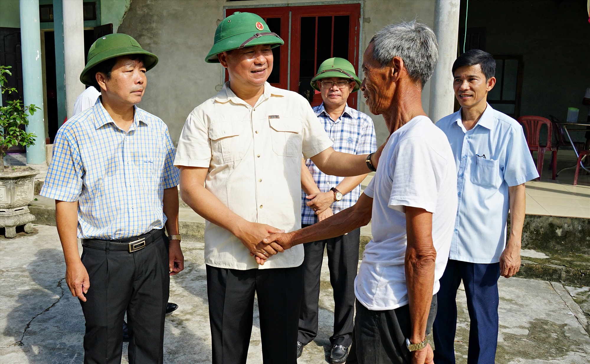 Chủ tịch UBND tỉnh Võ Văn Hưng động viên các hộ dân sớm bàn giao mặt bằng phục vụ Dự án Cảng hàng không Quảng Trị - Ảnh: L.A