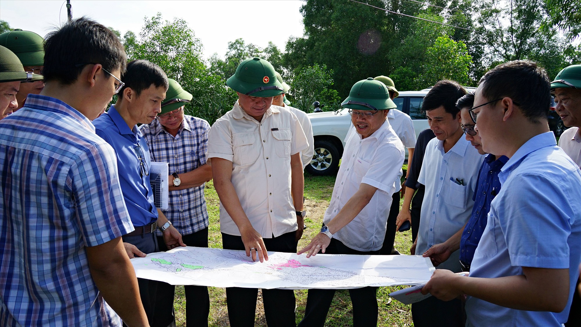 Chủ tịch UBND tỉnh Võ Văn Hưng, Phó Chủ tịch UBND tỉnh Lê Đức Tiến kiểm tra thực địa tại xã Gio Mai - Ảnh: L.A