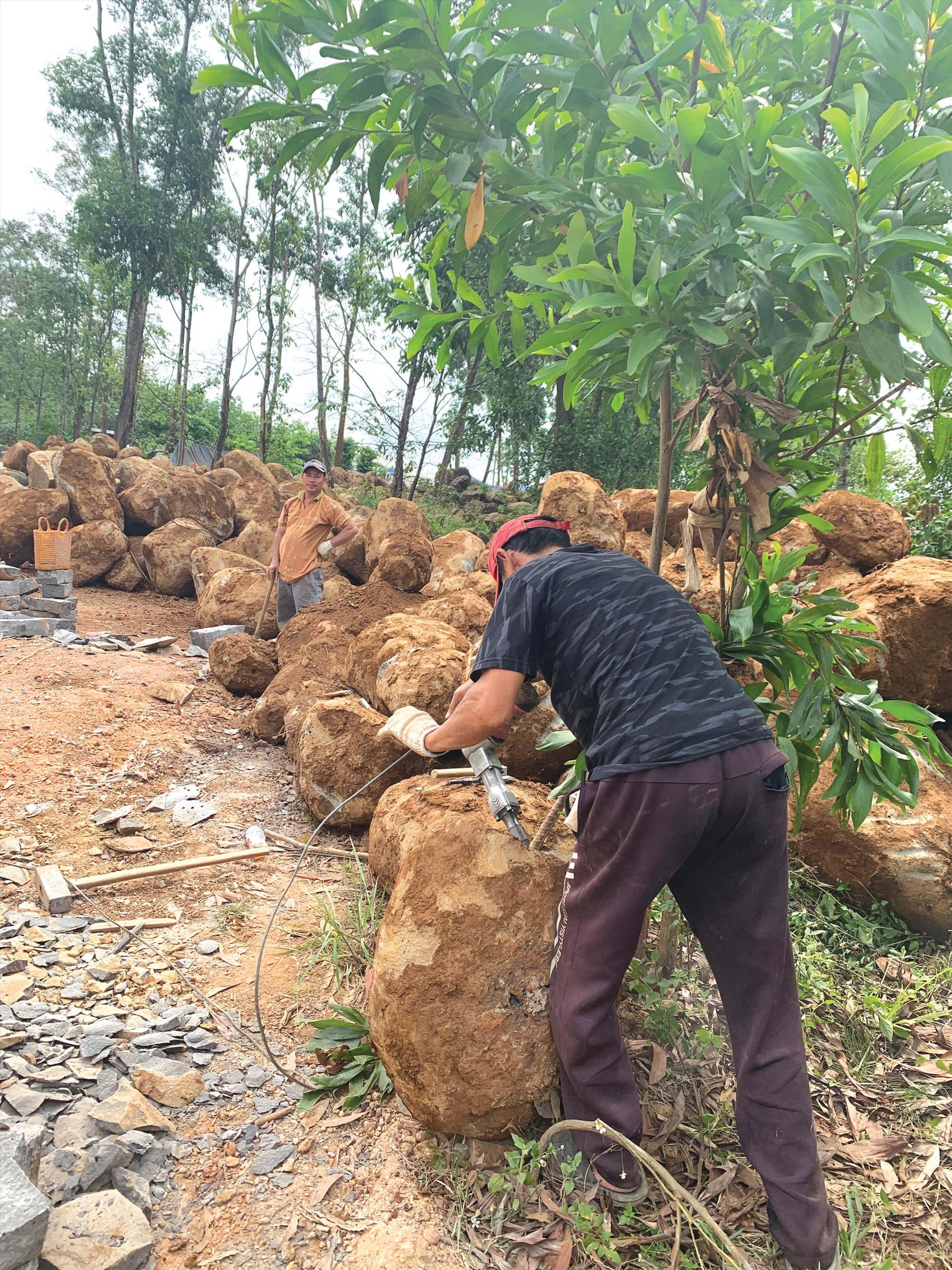 Thợ chẽ đá tiến hành đẻo, đục thành đá sản phẩm