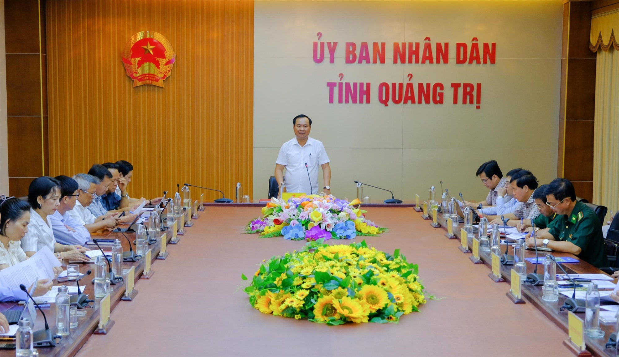 Chủ tịch UBND tỉnh Võ Văn Hưng giao các sở, ngành liên quan hỗ trợ nhà đầu tư hoàn thiện các văn bản, thủ tục pháp lý cần thiết để có cơ sở triển khai thực hiện dự án Xây dựng hệ thống băng tải vận chuyển than đá từ Lào về Việt Nam - Ảnh: Trần Tuyền