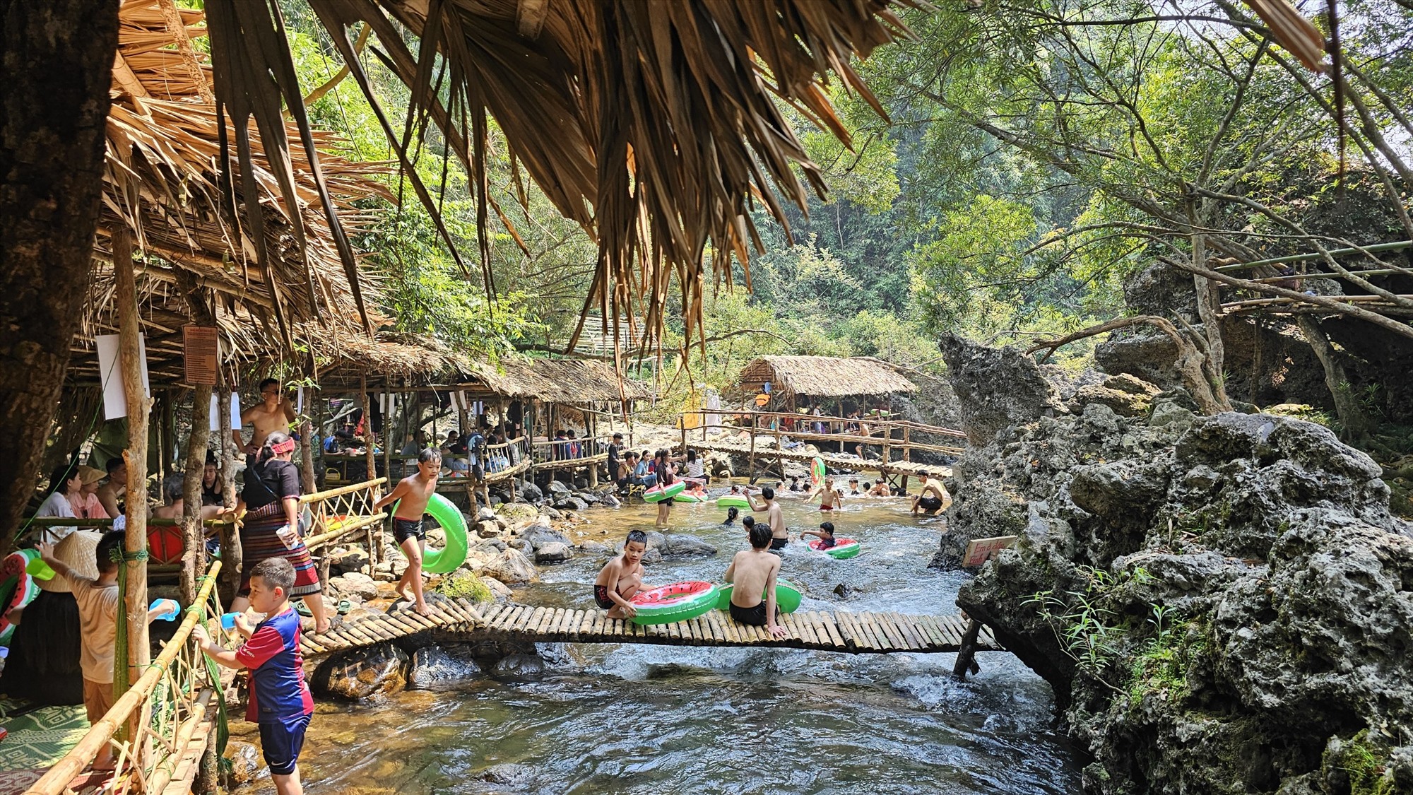 Suối A Lao ở xã Tà Long, huyện Đakrông trở thành điểm đến của đông đảo khách du lịch dịp nghỉ lễ 30/4 – 1/5 năm nay - Ảnh: Lê Trường