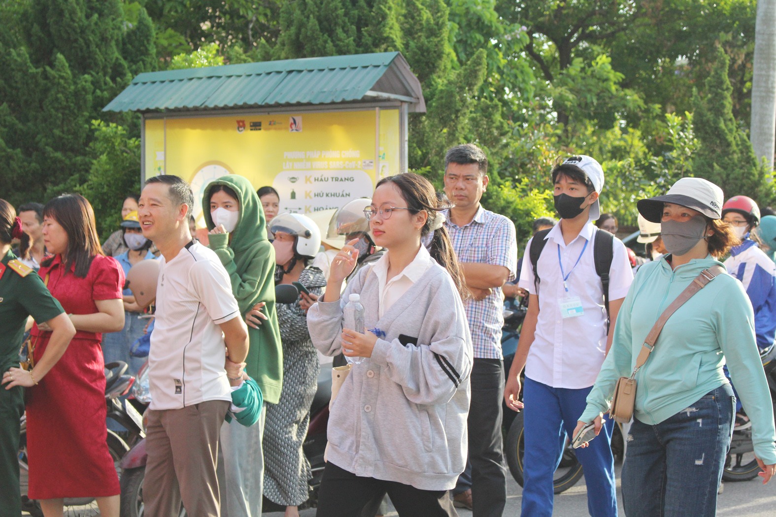 Sáng nay Thí sinh đến dự thi tại điểm thi Trường THPT Chuyên Lê Quý Đôn, TP. Đông Hà - Ảnh: Tú Linh