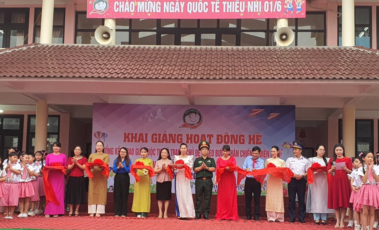 Trưởng Ban Dân vận Tỉnh ủy Lê Thị Lan Hương cùng các đại biểu cắt băng khai mạc triển lãm tranh “Theo bước chân chiến sĩ Điện Biên” - Ảnh: L.N