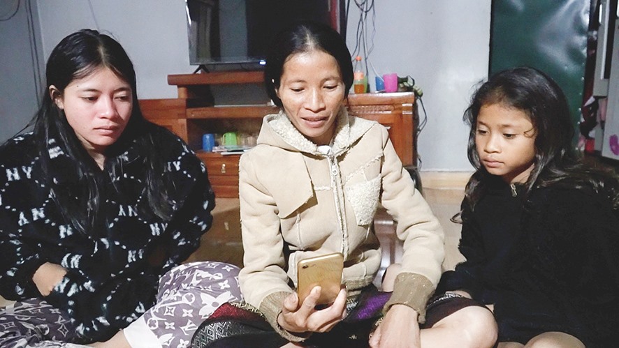 Gia đình ở thôn A Đeng, xã A Ngo, huyện Đakrông trò chuyện với anh Hồ Văn Hời đang lao động tại Nhật Bản qua điện thoại -Ảnh: Đ.V