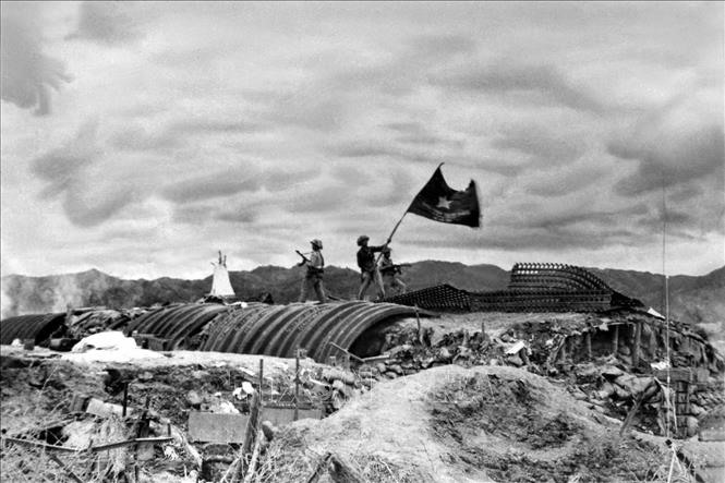 Chiều 7/5/1954, lá cờ “Quyết chiến - Quyết thắng” của Quân đội nhân dân Việt Nam tung bay trên nóc hầm tướng De Castries. Chiến dịch lịch sử Điện Biên Phủ đã toàn thắng. Ảnh: Tư liệu TTXVN