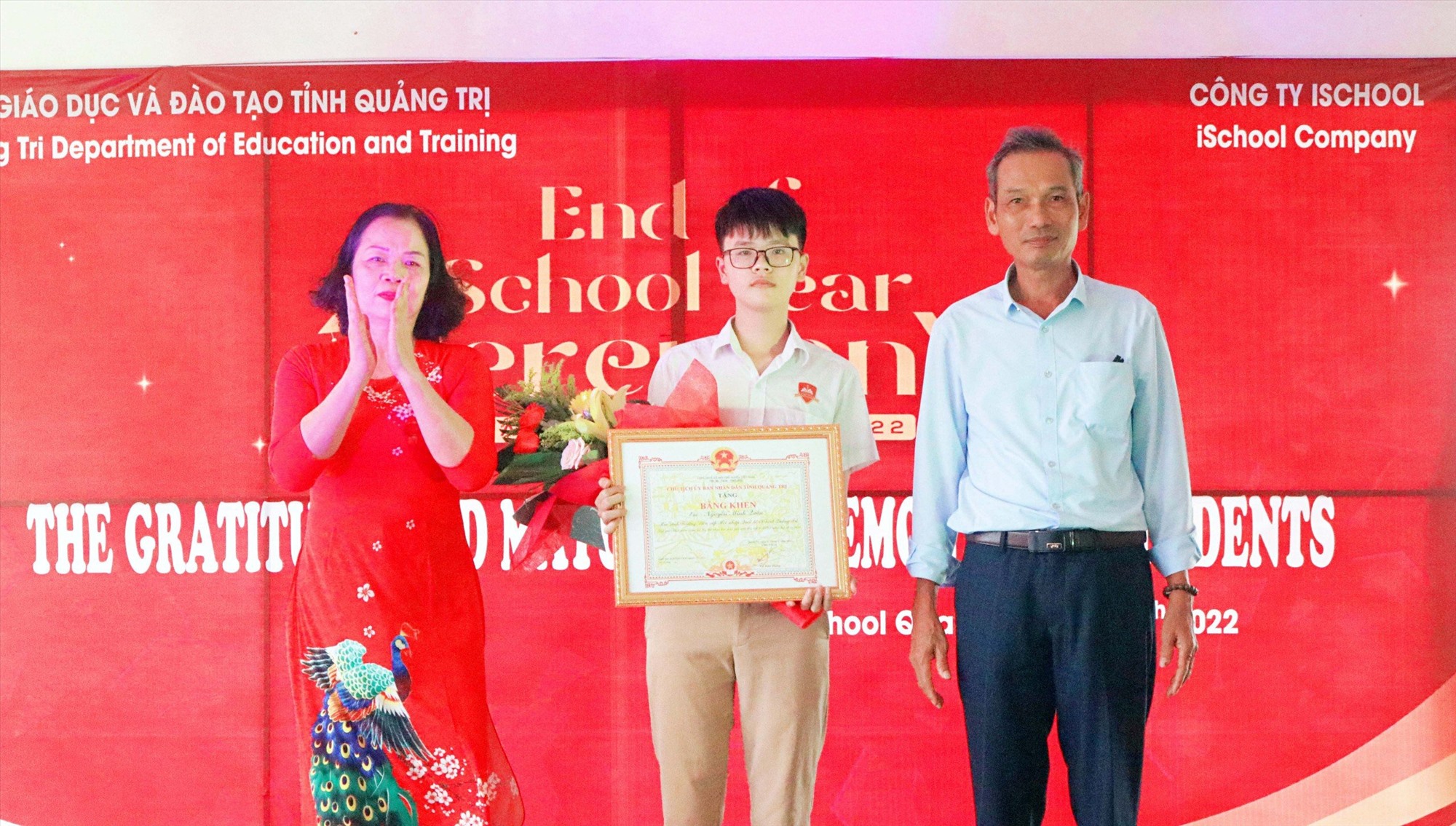 Học sinh iSchool Quảng Trị vinh dự nhận bằng khen của Chủ tịch UBND tỉnh vì có thành tích xuất sắc trong kỳ thi học sinh giỏi văn hoá cấp tỉnh - Ảnh: T.L