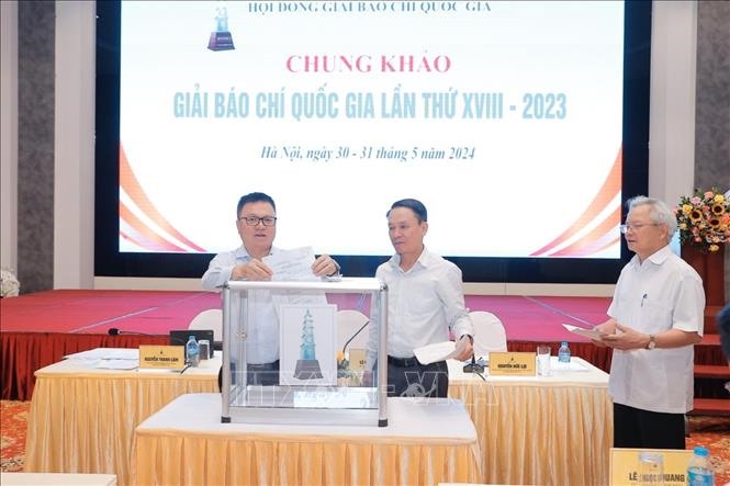 Thành viên Hội đồng chung khảo bỏ phiếu chấm các tác phẩm. Ảnh: Minh Quyết/TTXVN